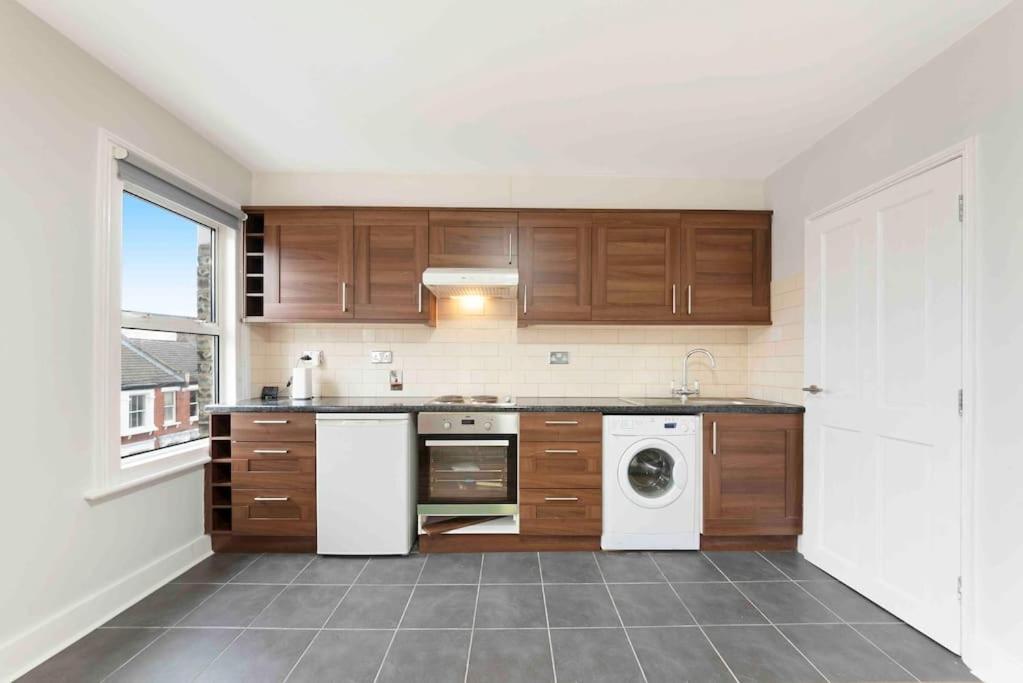 New 1 Bed Westfield/ Chiswick/ Hammersmith * Londra