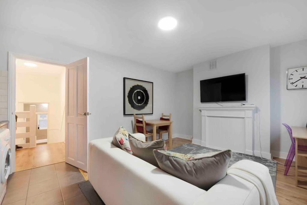 New 1 Bed Westfield/ Chiswick/ Hammersmith Apartment *
